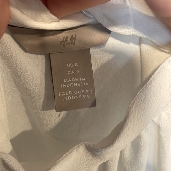 NWOT White Sleeveless H & M Sz Small blouse semi sheer with bow tie in back 🌷 - Picture 3 of 4